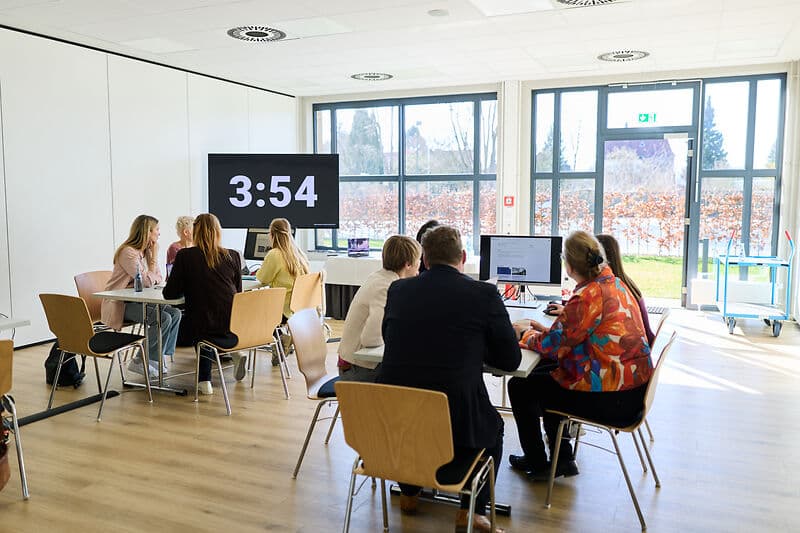 Mehrere Personen nehmen an einem Workshop teil.