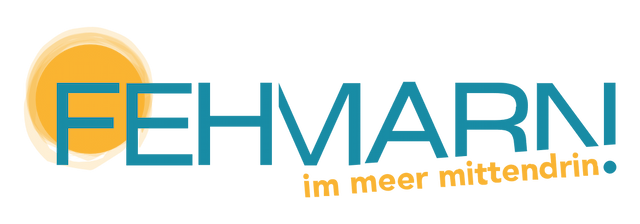 Logo mit dem Schriftzug „FEHMARN“ in Türkis vor einem gelben Kreis; darunter schräg der Slogan „im meer mittendrin“ und ein kleiner türkisfarbener Punkt.