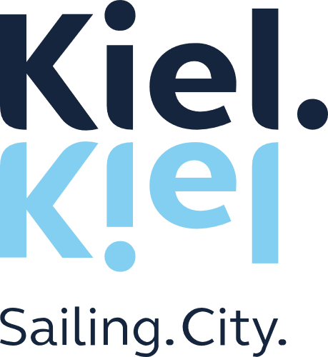 Logo mit dem Text „Kiel.“ und darunter „Sailing.City.“ in Dunkelblau; im Hintergrund ein großes, hellblaues „Kiel.“.