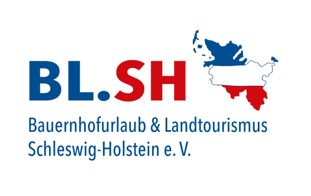 Logo mit der Aufschrift „BL.SH“ und „Bauernhofurlaub & Landtourismus Schleswig-Holstein e. V.“; rechts eine Karte von Schleswig-Holstein in Blau-Weiß-Rot.