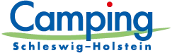 Logo mit dem Schriftzug „Camping Schleswig-Holstein“: „Camping“ groß in Blau mit rotem Punkt über dem „i“, darunter „Schleswig-Holstein“ kleiner; eine grüne geschwungene Linie verläuft quer durch das Logo.
