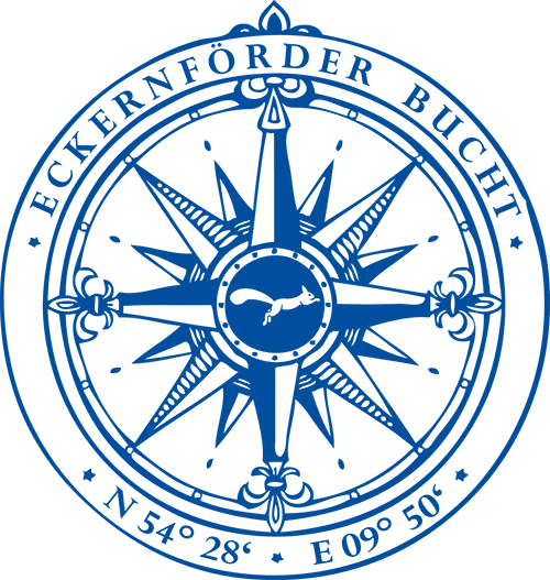 Blau-weißes, rundes Kompassrosen-Logo mit der Aufschrift „ECKERNFÖRDER BUCHT“; unten stehen die Koordinaten „N 54° 28‘“ und „E 09° 50‘“. In der Mitte ist ein kleines Eichhörnchen-Symbol.