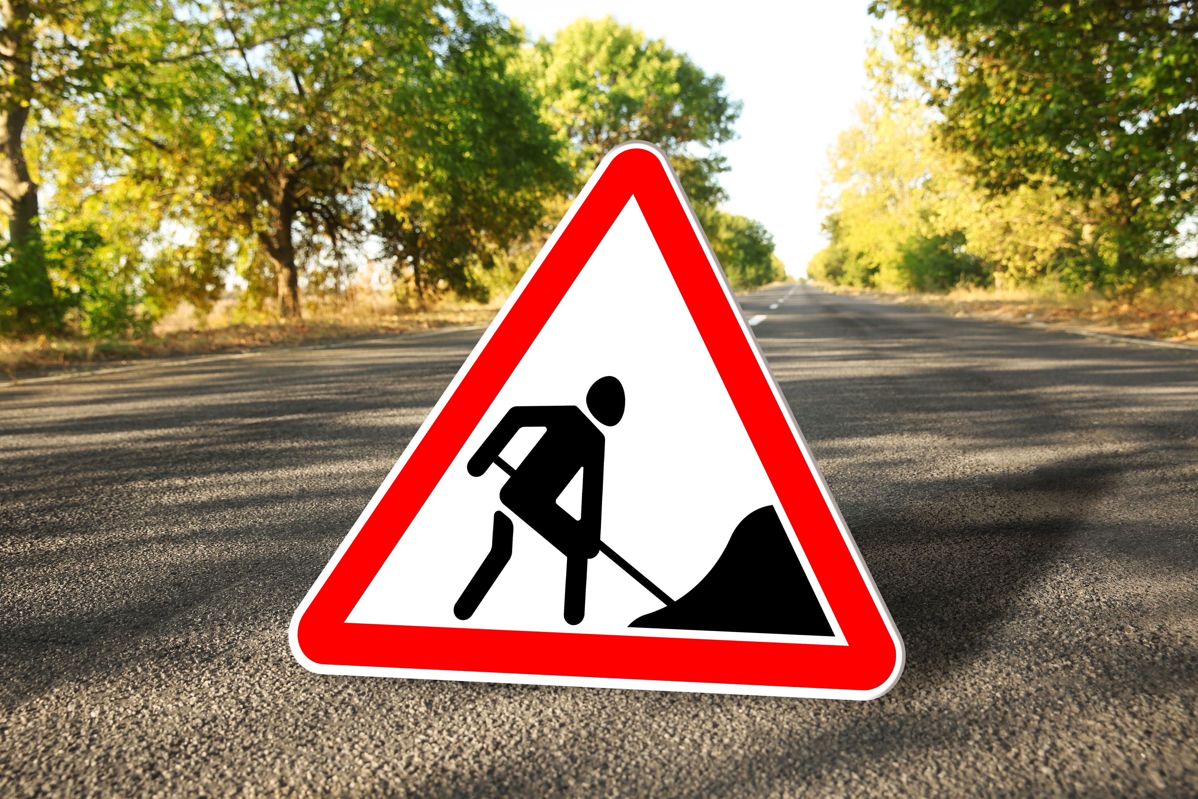 Baustellenschild auf einer Straße