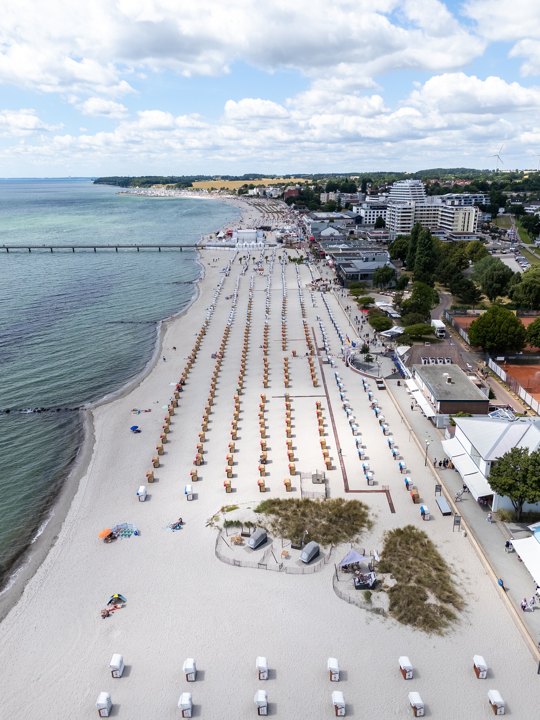 Vogelperspektive auf den Sandstrand und die Ostsee von Grömitz mit Strandkörben und Strandpromenade